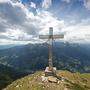 Vom Gipfelkreuz am Leitenkopf (2449 m) eröffnet sich ein beeindruckender Blick in das Mölltal