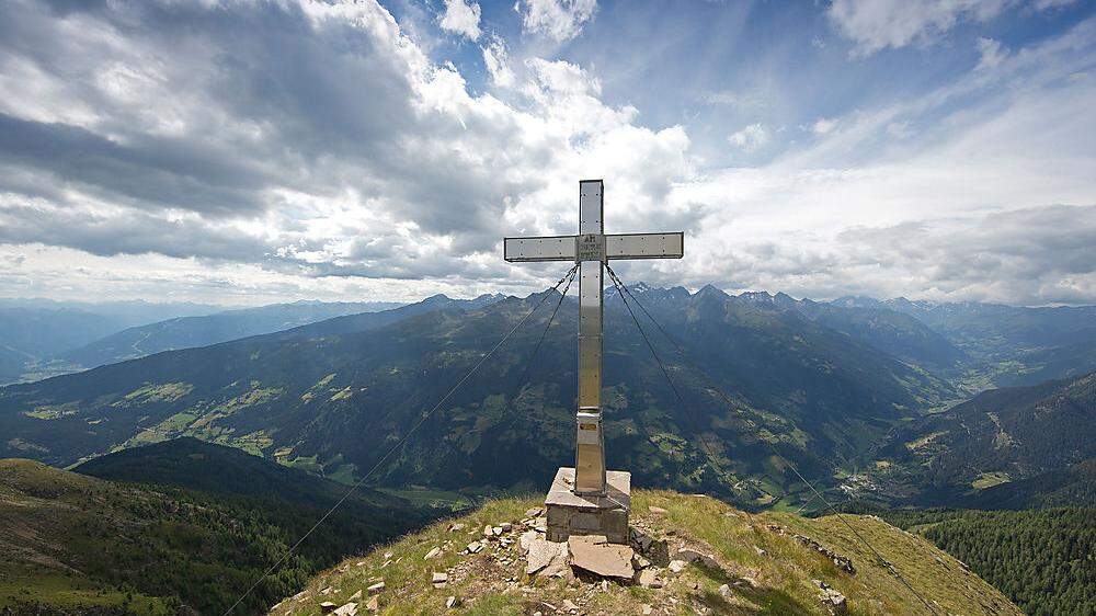 Vom Gipfelkreuz am Leitenkopf (2449 m) eröffnet sich ein beeindruckender Blick in das Mölltal