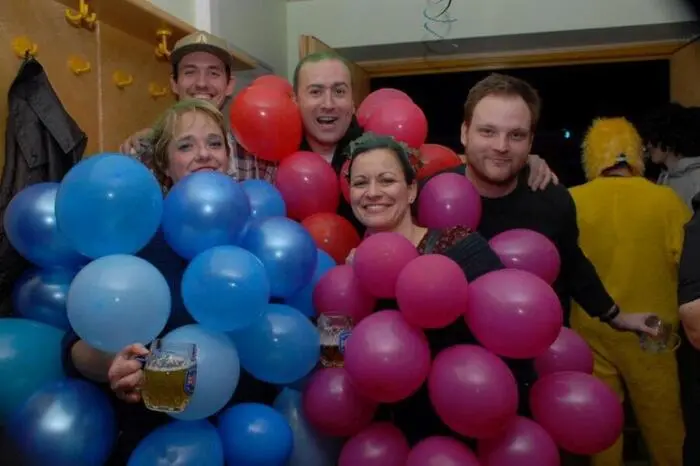 Einige hunderte Faschingsnarren feierten am Rosenmontag in der Mehrzweckhalle Nestelbach.
