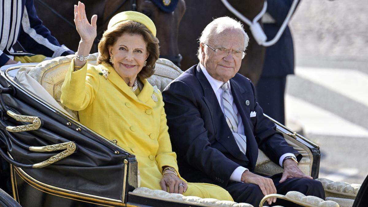 Zu Land und zu Wasser präsentierte sich Schwedens Königspaar zum 50. Thronjubiläum