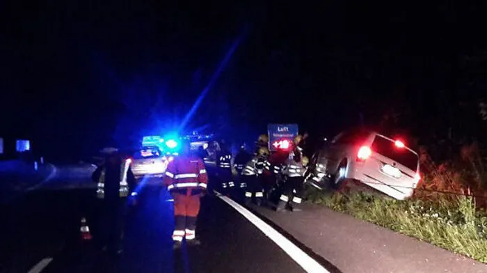 Mit einer Seilwinde wurde das Fahrzeug von der Leitschiene geholt