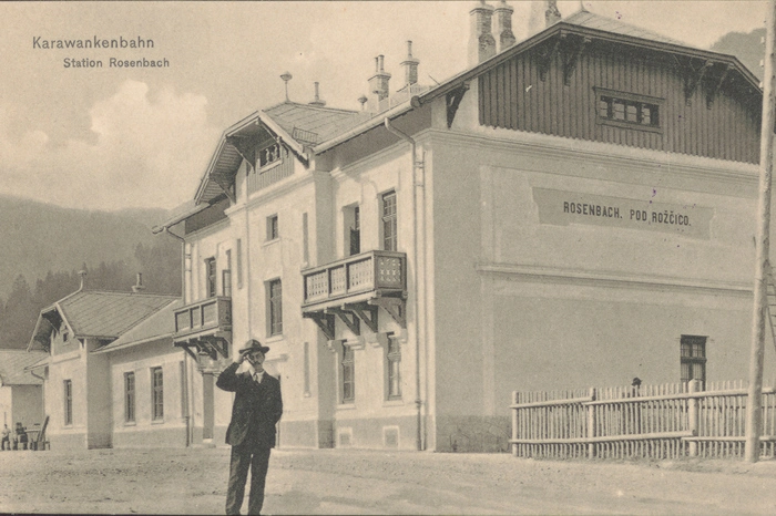 Das vielsprachige Kaiserreich zeigt sich eher nicht auf den Postkarten: „Slowenische Postkarten gab es, aber sehr viel weniger. Die Postkarte vom Bahnhof Rosenbach finde ich besonders schön, weil dort das slowenische Pod Rožčico unabsichtlich ins Bild rutscht.“ Auf der Postkarte ist die zweisprachige Ortsbezeichnung am Bahnhofsgebäude zu sehen, die Beschriftung der Karte ist deutsch.