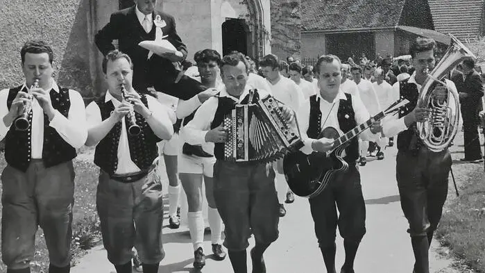 Die Pretuler Buam begeisterten mit ihrer Musik Menschen von nah und fern