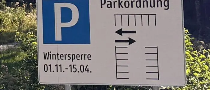 Mittels Tafel wird die neue Parkordnung am Parkplatz Gsollkehre in Eisenerz erklärt