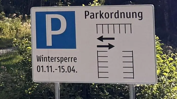 Mittels Tafel wird die neue Parkordnung am Parkplatz Gsollkehre in Eisenerz erklärt