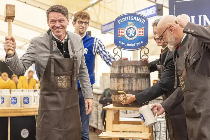 Bürgermeister Alexander Radl geland der Bieranstich mit drei Schlägen. Ein neuer Rekord.