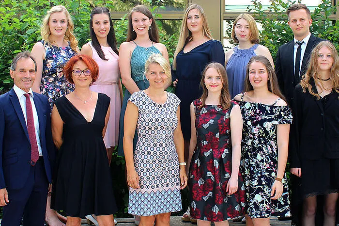 Zehn Maturantinnen der BHAK Hartberg haben die Reifeprüfung absolviert: Ausgezeichneter Erfolg: Elisa Fuchs Guter Erfolg: Alexandra Romierer-Maierhofer Bestanden: Julia Derler, Julia Dolezal, Theresa-Anna Fellinger, Beate Fleck, Stefanie Garber, Marcel Gmeiner, Marie-Theres Grollegg.