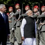 Kanzler Nehammer nahm Modi in Empfang und schritt mit ihm auf dem roten Teppich vor dem Kanzleramt die Garde ab, deren Musiker die indische und die österreichische Hymne intonierten