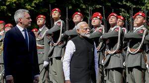 Kanzler Nehammer nahm Modi in Empfang und schritt mit ihm auf dem roten Teppich vor dem Kanzleramt die Garde ab, deren Musiker die indische und die österreichische Hymne intonierten