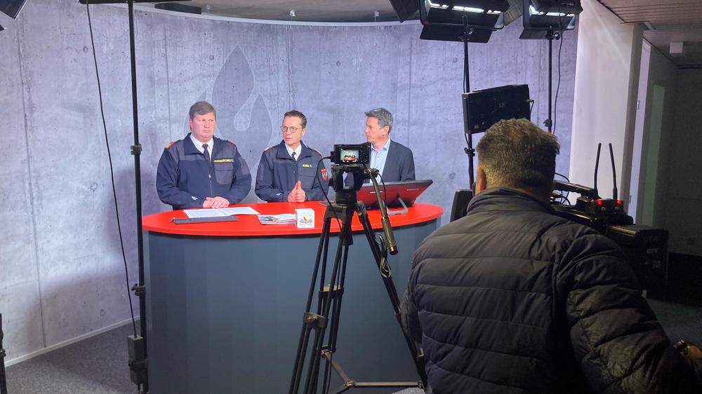 Die Pressekonferenz fand im neuen TV-Studio des Landesfeuerwehrverbandes statt. Von links Klaus Tschabuschnig, Rudolf Robin und Daniel Fellner