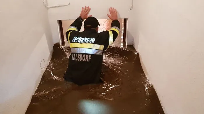 In der Gemeinde Kalsdorf mussten zwei Personen aus ihrem Keller gerettet werden.