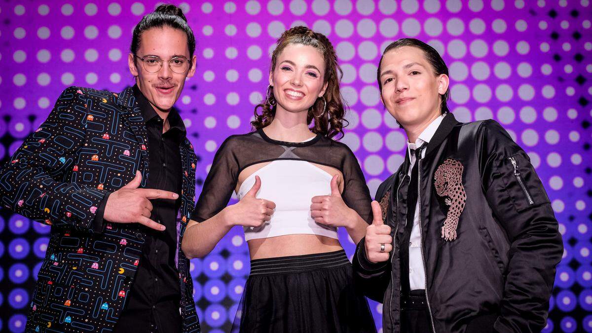 Judith Lisa Bogusch (Mitte) steht mit Sebastian Holzer (links) und Stefan Eigner im großen Finale von Starmania