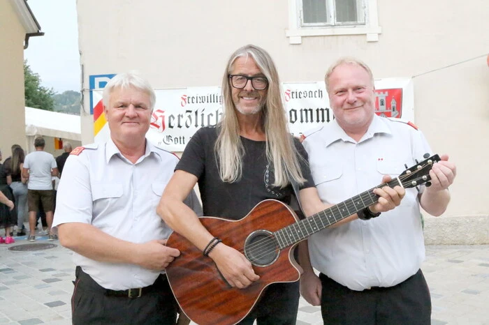 Ein weiterer Grund war auch der Auftritt der bekannten Kärntner Partyband „Meilenstein“. Und bereits ab dem ersten Lied riss „Meilenstein“-Frontman Helmut „Heli“ Brunner die Besucher zu wahren Begeisterungsstürmen hin.