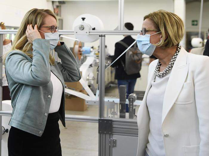 Die damalige Wirtschaftsministerin Margarete Schramböck (links) und Niederösterreichs Landeshauptfrau Johanna Mikl-Leitner im Mai 2020 in der „Produktion“ von Hygiene Austria in Wiener Neudorf