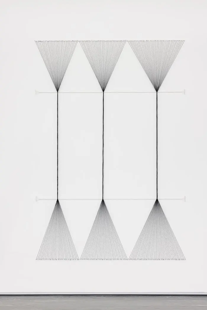 Kazuko Miyamoto bring Geometrie in Bewegung