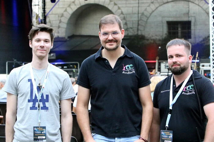 Übrigens: Rene Wallner (Mitte), Andreas Putz (rechts) und Matthias Süßenbacher (links) vom „Young Culture Clubs“ (YCC) Straßburg war es gelungen, Wolferl für einen Auftritt ins Gurktal zu holen. 