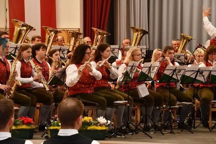Ein besonderer Höhepunkt des Abends war die „Carmina Burana“ von Carl Orff, ein Werk, das auch im Blasmusikformat seine Wucht entfaltete.