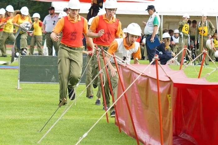 Die 12 bis 15-Jährigen kämpfen um die Leistungsabzeichen in Bronze und Silber. Zum Parcours, den es so schnell und fehlerfrei wie möglich zu absolvieren gilt, kommt in der Altersklasse noch ein Staffellauf.