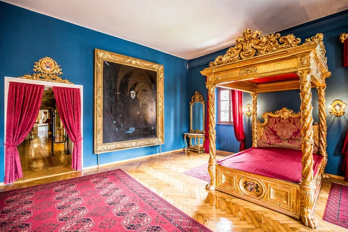Immer wieder wird in dem Schloss von seltsamen Geschehnissen berichtet. Auch die Kleine Zeitung durfte sich im Jahr 2018 davon überzeugen: "Wir schalten unsere Taschenlampen aus und sperren die Ohren auf. Eine Viertelstunde lang ist es totenstill. Dann scheint in dem bis auf uns menschenleeren Gebäude jemand aufzuwachen. Schritte und ein Knarren sind zu hören. Zwei Mal klingt es so, als ob Putz von einer Wand rieselt"