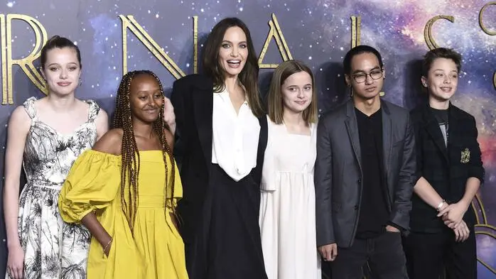 Angelina Jolie mit Kindern Shiloh, Zahara, Vivienne, Maddox und Knox