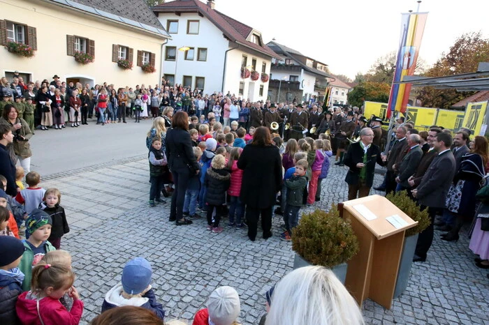 Am ersten Marktwochenende gesichtet wurden unter anderen Bürgermeister Herbert Kuss, Marktleiter Werner Koban, Raika Althofen/Guttaring-Chefin Martina Auer-Müller, Nudelexperte Walter Kuss, Feuerwehrkommandant Andreas Ladstätter, Hirter Bier-Verkaufsleiter Hermann Schnitzler, Marktmusikkapelle Guttaring-Obmann Florian Drobesch, Herold Herbert Marktl sowie Landesrat Martin Gruber.