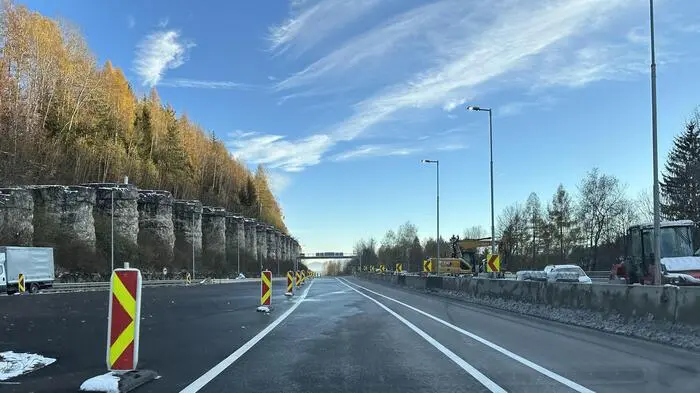 Man sieht eine Autobahn