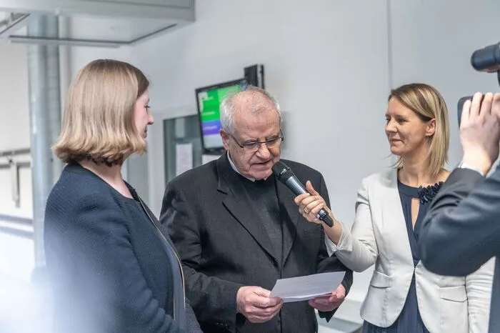Bischofsvikar Heinrich Schnuderl segnete die neue Druckmaschine