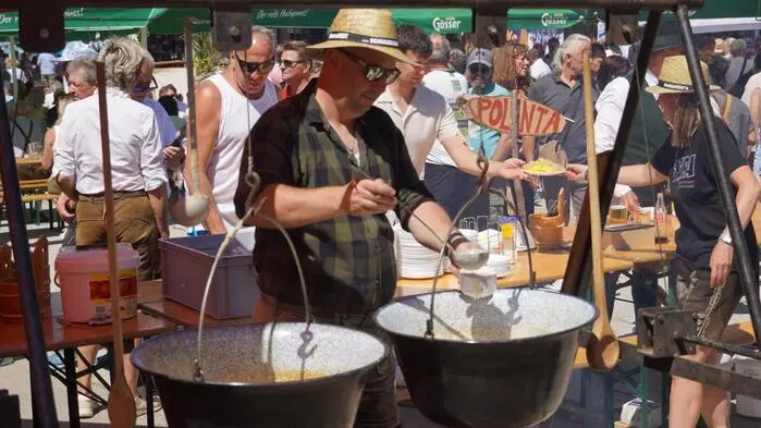 Feuer knistert unter den schweren Pfannen, aus den Kesseln steigt Dampf auf und rund um die Holdahütt’n zieht der Duft frisch zubereiteter Speisen durch die Bergluft. Beim traditionellen Sterzfest wird nicht irgendwo hinter verschlossenen Küchentüren gekocht: Die Besucherinnen und Besucher sind mittendrin und können dabei zusehen, wie eine regionale Spezialität auf jene Art entsteht, wie sie schon Generationen zuvor zubereitet wurde – über dem offenen Feuer.
