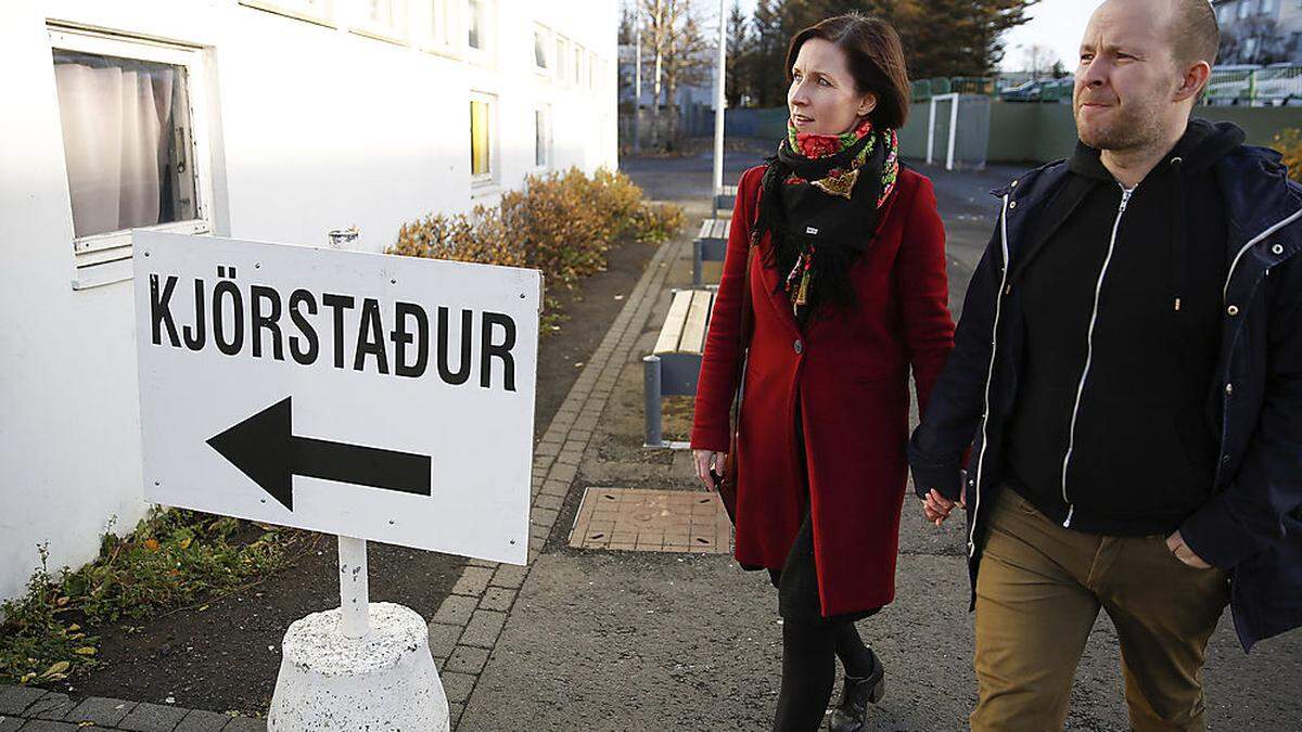 Isländer am Weg zur Wahlzelle