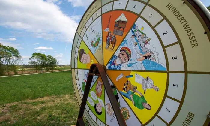 Der Natur- und Kulturerlebnisweg mit 11 interaktiven Erlebnisstationen und 7 km Länge.