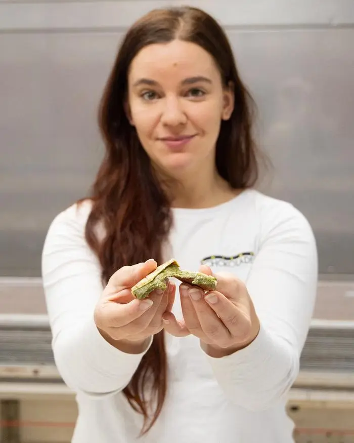 Julia Zotter mit der „K. Dubai Schokolade“ aus Riegersburg