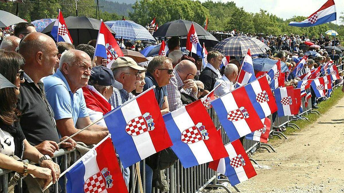 Zehntausende pilgern alljährlich zum Kroatentreffen ans Loibacher Feld