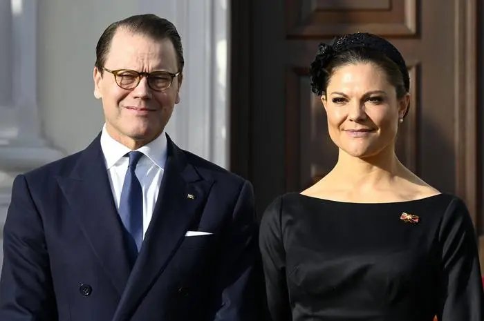Prinz Daniel von Schweden und Kronprinzessin Victoria von Schweden beim Empfang zu einem gemeinsamen Gespräch mit dem Bundespräsidenten im Schloss Bellevue. Berlin, 19.11.2023 *** Prince Daniel of Sweden and Crown Princess Victoria of Sweden at the reception for a joint meeting with the Federal President at Bellevue Palace Berlin, 19 11 2023 Foto:xF.xKernx/xFuturexImagex victoria_steinmeyer_3118