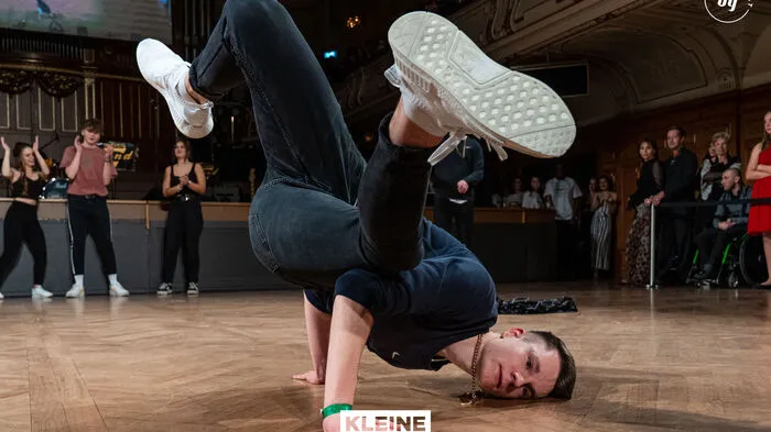 Die Maturanten des Carneri luden am 7. Dezember zu ihrem Ball. Unter dem Motto "Ballvedere - die letzte Nacht sind wir an der Macht" wurde den Ballgästen ein einzigartiger Show geboten. Klicken Sie sich durch die Bildergalerie!