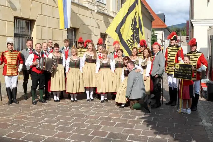 Feierlich umrahmt wurde die Veranstaltung von der örtlichen Volkstumsgemeinschaft, der Bürgerlichen Trabantengarde und dem Eisenbahnermusikverein Stadtkapelle St. Veit. 