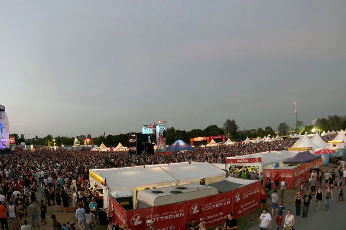 Der Platz vor der großen Festbühne war bis zum Rand gefüllt.