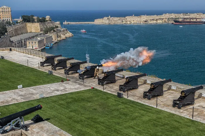 Einst dienten die Kanonen der „Saluting Battery“ an den östlichen Befestigungsmauern dazu, den Hafen zu verteidigen. Ab 1820 feuerte man sie täglich um 12 Uhr mittags ab, um den Seefahrern die exakte Zeit anzugeben. Heute dienen die täglichen Salute hauptsächlich als Touristenattraktion - doch sehenswert ist dieses Schauspiel genauso wie der Ausblick hoch über der Stadt.