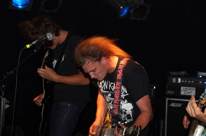 Die Flexibilität der Veranstalter und viele helfende Hände machten es möglich, rasch das Konzert im Jugenhaus fortzusetzen. Einige Eindrücke vom Konzert mit Reason4Commen, DaysOfHope,64soundz, Levitate, Justice Lost und tAKtAttACKERS sieht man in der anschließenden Bildergalerie.