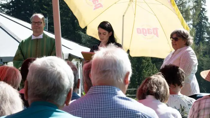 Am Sonntag startete der Almkirchtag auf der Hochrindl bei der Bauernstub´n mit dem Wortgottesdienst und der Kräutersegnung. 
