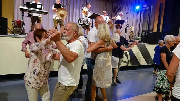 Die ehemalige Mesnerin der Pfarre Zeltweg, Rosi Vallant, organisierte einen Tanznachmittag mit den „Breiteneggern“ im Volksheim, der trotz kurzzeitiger Ankündigung gut besucht war.