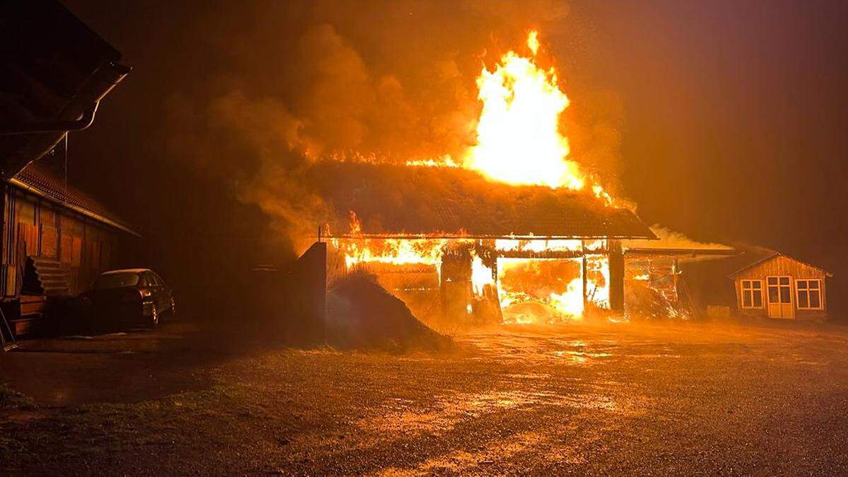 Der Pferdestall brannte vollständig nieder