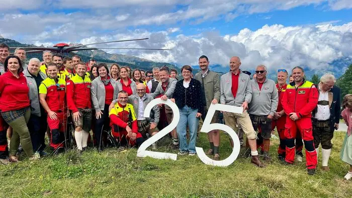 Man sieht viele Personen, vorne wird die Zahl 25 hingehalten