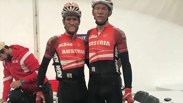 Stephan Rabitsch (l.) und Teamkollege Matthias Krizek fast nicht mehr zu erkennen