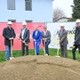 Beim Spatenstich in der Grillparzerstraße. Von links: Bauamtsleiter Johann Staudacher-Allmann, Landeshauptmann Daniel Fellner, LH-Stellvertreterin Gaby Schaunig, St. Veiter Vizebürgermeisterin Silvia Radaelli, Bürgermeister Martin Kulmer, Architekt Gerald Diechler (Pluspunkt Architektur)