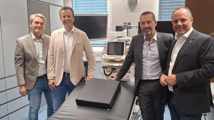 Jörg Pavek, Eigentümer von Endo-Pavek Weiz und Facharzt für Innere Medizin, Karlheinz Kornhäusl, ÖVP-Gesundheitslandesrat, Andreas Kinsky, Darmkrebspatient und Miteigentümer Endo-Pavek Weiz und Christoph Stark, ÖVP-Nationalratsabgeordneter im neuen Weizer Institut