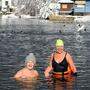 Anneliese Gareis–Waldburg (rechts) schwimmt im Winter bis zu sechsmal die Woche