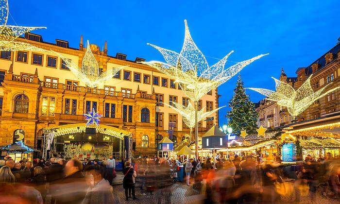 Stöbern am Sternschnuppenmarkt: Die Kurstadt Wiesbaden erstrahlt im Advent in Blau und Gold