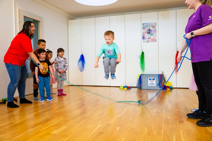 Nicht alle Kindergärten verfügen über spezielle Bewegungsräume oder die nötigen Ressourcen für gezielte Bewegungseinheiten – Simplikus setzt hier an und macht Bewegung in kurzer Form immer und überall möglich