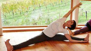 Yogalehrerin Margit Weingast ist Stammgast im Haus der Stille mit Ausblick zum Weingarten