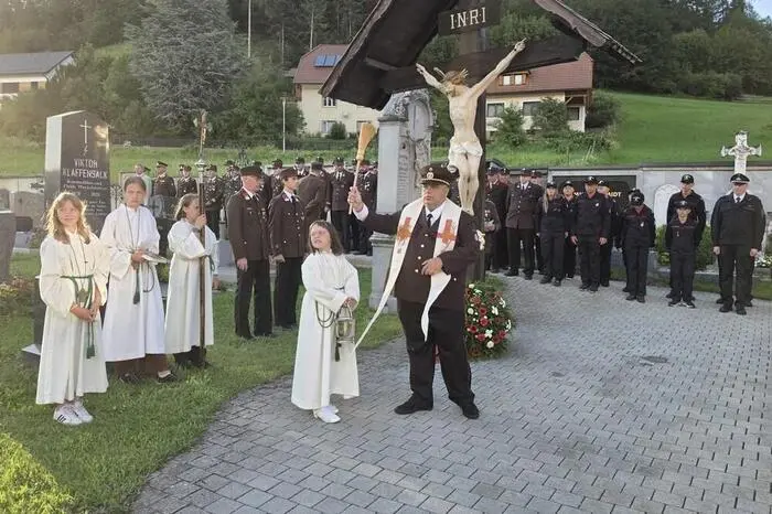 Den Auftakt bildeten ein Festgottesdienst in der Stadtpfarrkirche mit Vikar und Feuerwehrkurat Wojciech Zapior sowie eine Kranzniederlegung beim Kriegerdenkmal.